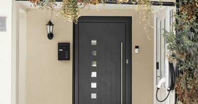 Schwarz Fenster und Türen